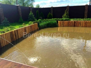 Укрепление берега пруда лиственницей