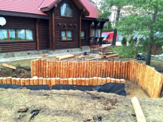 Укрепление берега пруда лиственницей