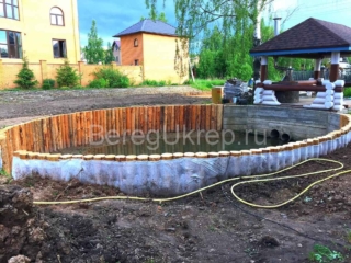 укрепление берега пруда лиственницей
